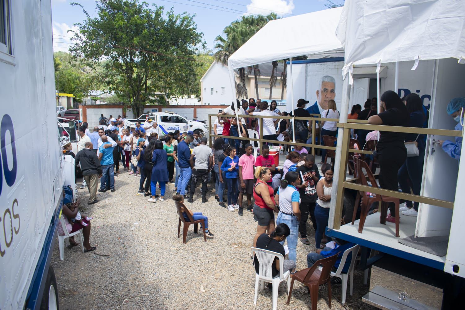 Ricardo De Los Santos lleva operativos médicos móviles al Distrito