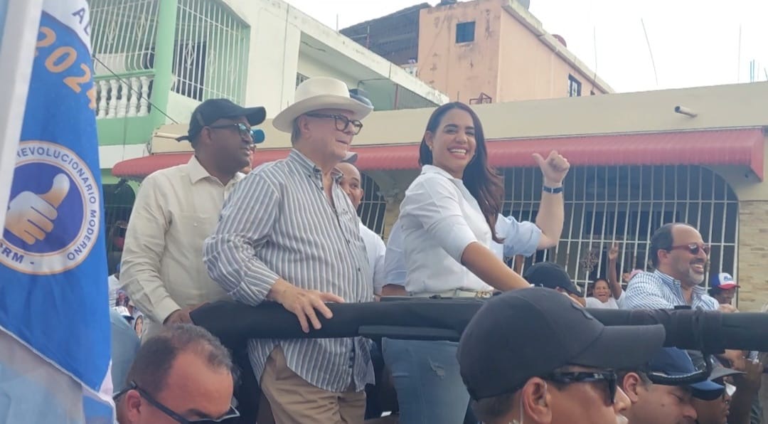 Hipólito Mejía y José Paliza acompañan a Betty Gerónimo en caravana en