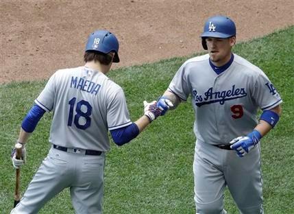 Dodgers pegan tres jonrones y arrollan a Cerveceros