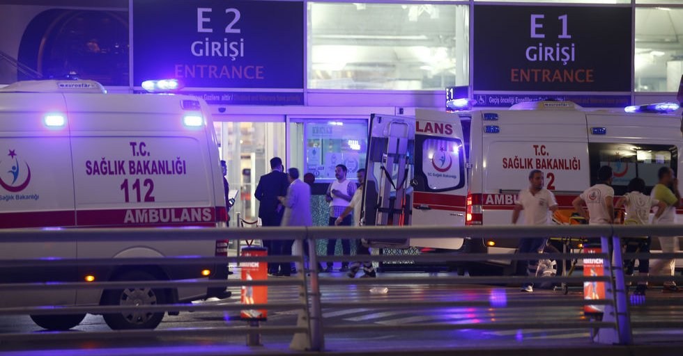 Al menos 28 muertos y 60 heridos tras atentado en aeropuerto de Estambul