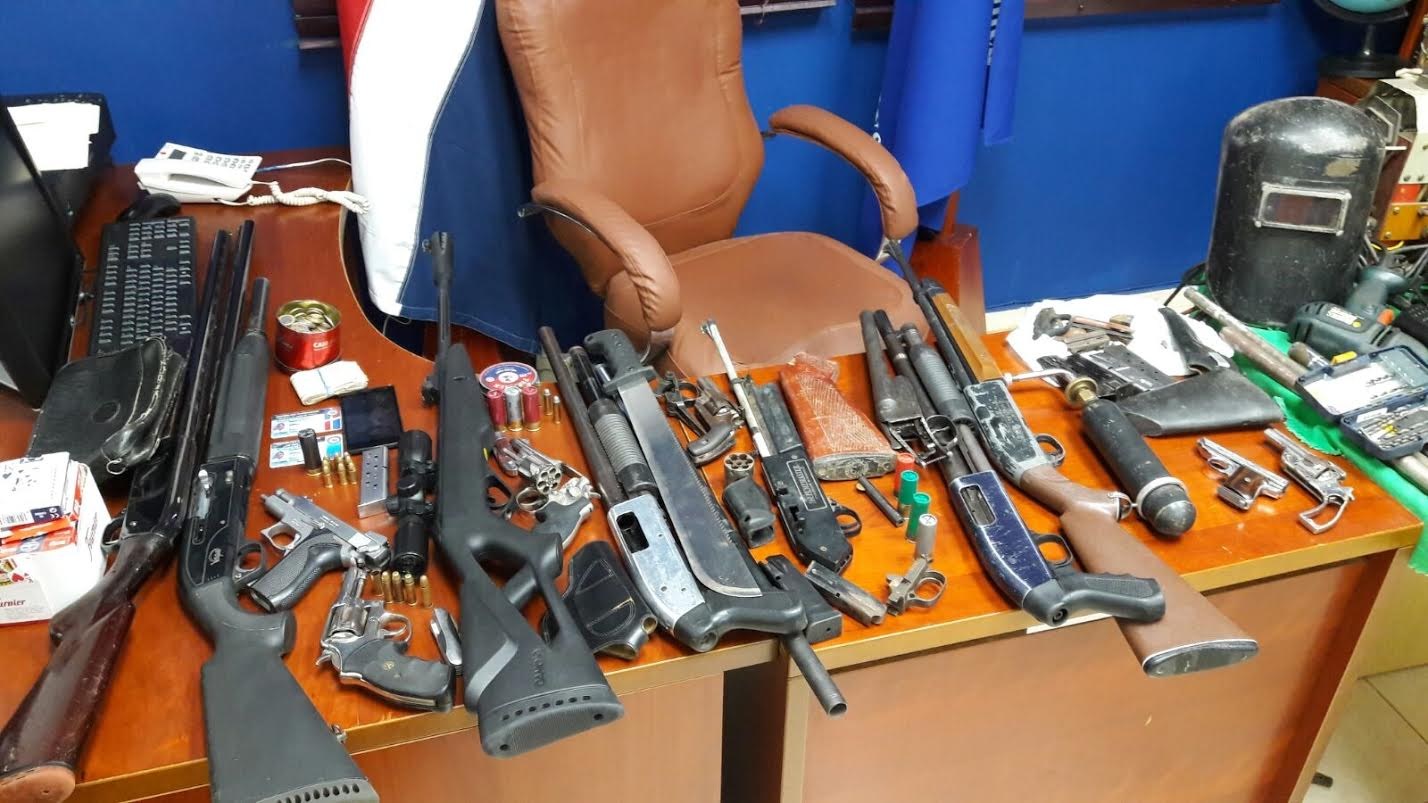 Confiscan 16 armas de fuego ilegales y pone bajo arresto a cuatro personas en Valverde