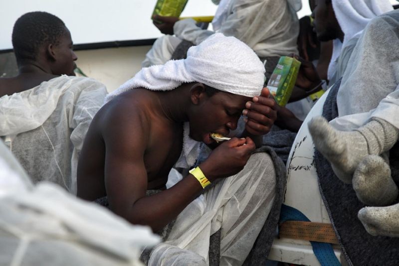 Llegan a España 30 inmigrantes africanos tras brincar cerco