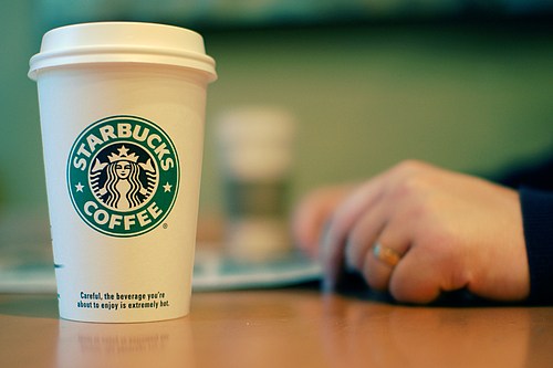 Procede demanda contra Starbucks por cafés pequeños