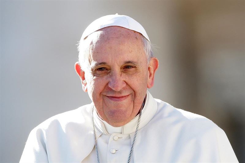Papa Francisco invita a refugiados a escena en audiencia semanal