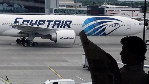 Egipto recupera la caja negra del avión de EgyptAir