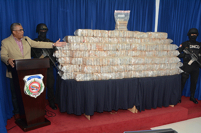 Decomisan 748 paquetes de droga y casi un millón de dólares a banda de narcotraficantes