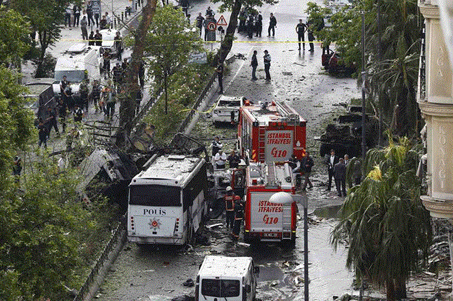 Bomba contra auto policial en Estambul deja 11 muertos