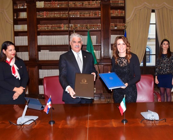 Canciller Vargas firma acuerdo de cine con Italia