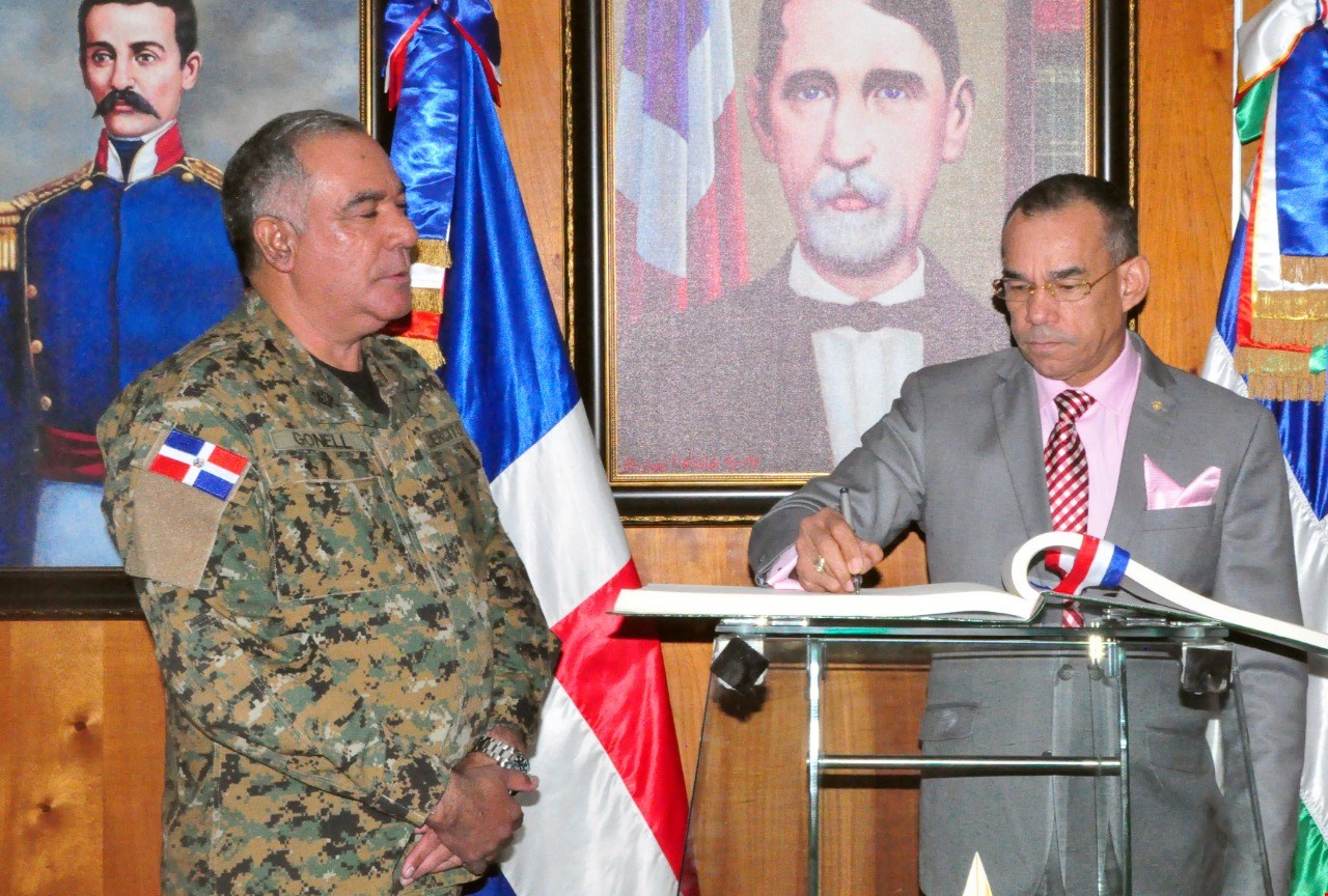 Presidente de la DNCD realiza visita a comandante general del Ejército
