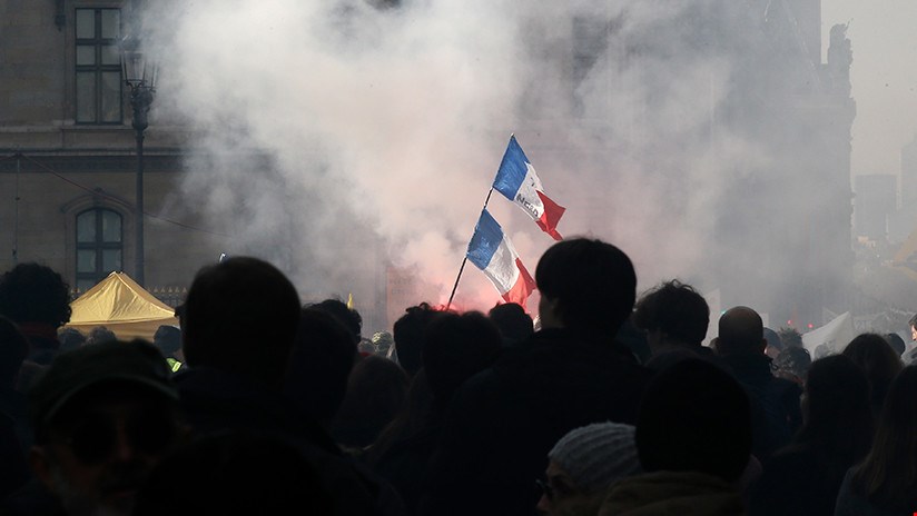 Manifestante pierde la mano durante la marcha de los 'chalecos amarillos' en París
