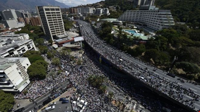 Crisis en Venezuela: miles de seguidores de Maduro y Guaidó se manifiestan en las calles