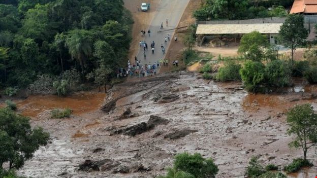 Al menos 9 muertos y 400 desaparecidos tras la rotura de una presa en Brasil