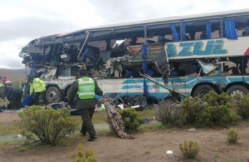 22 muertos y 37 heridos en choque frontal de autobuses en Bolivia