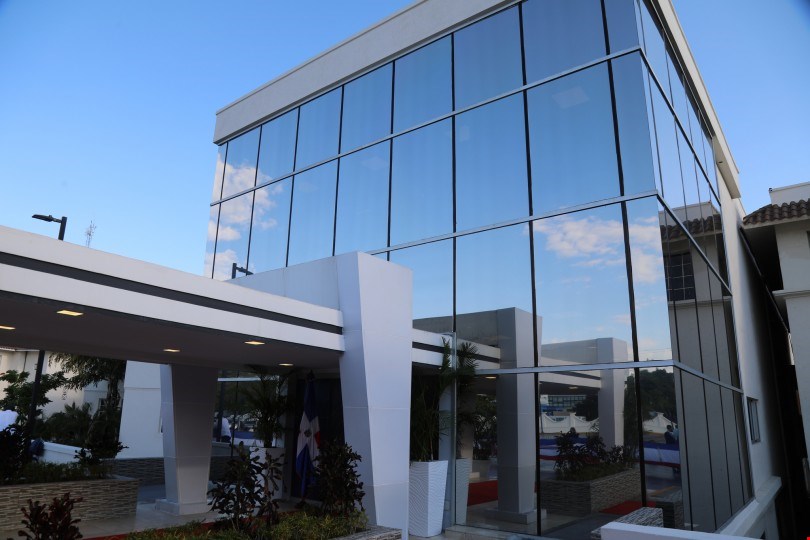 Danilo Medina deja en funcionamiento Edificio de Tecnología de la Información y Comunicación y moderno parqueo, en sede del Mirex