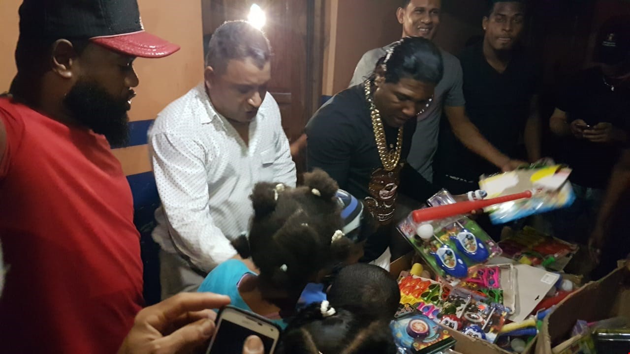 Omega entrega juguetes a miles de niños en Pantoja