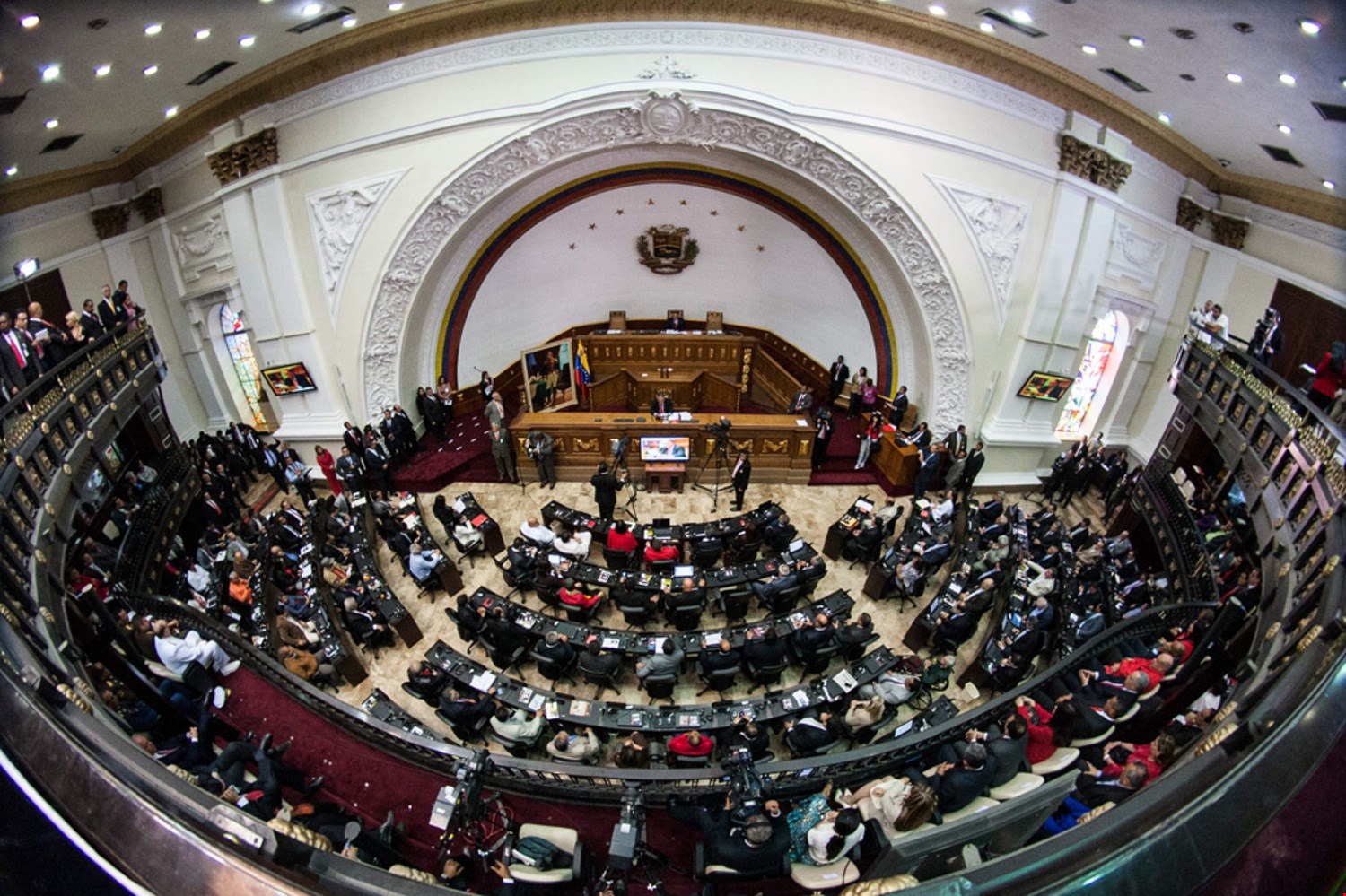 Asumen las nuevas autoridades de la Asamblea Nacional venezolana en una sesión en la que declararán ilegítimo a Nicolás Maduro