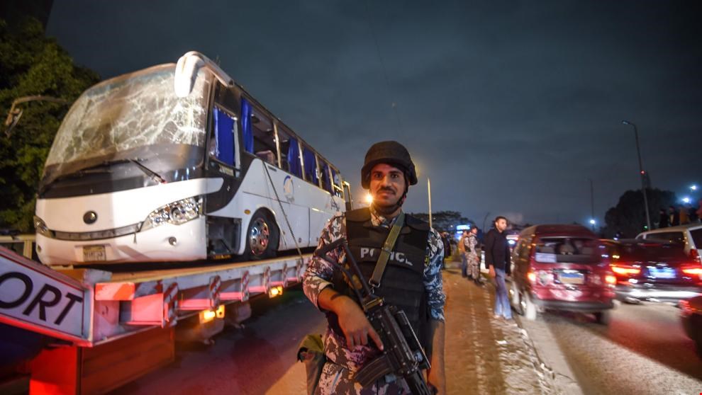 Matan a 40 supuestos terroristas tras el atentado contra un autobús de turistas
