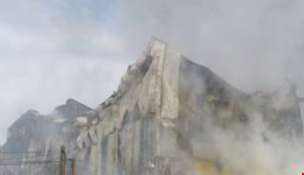 Incendio consume tienda LyR Comercial en Santo Domingo Oeste