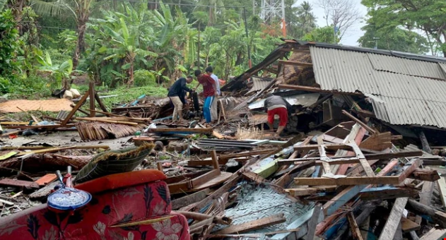 Tsunami en Indonesia deja al menos 222 muertos y 843 heridos