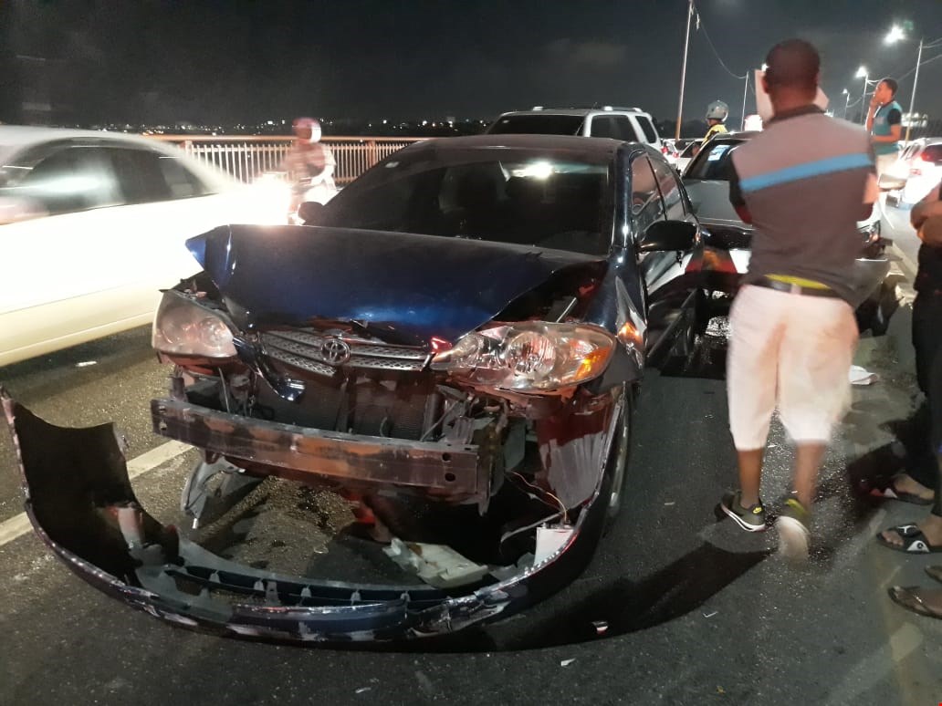 Conductor provoca accidente múltiple en Puente de la 17