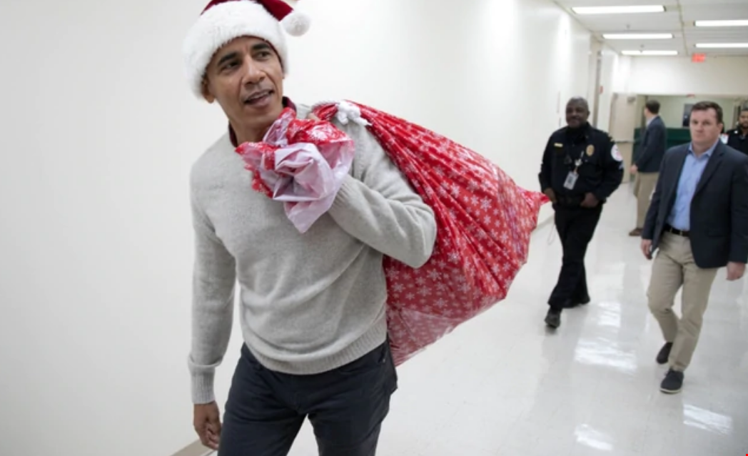 Barack Obama se vistió de Papá Noel y entregó regalos a niños enfermos en un hospital de Washington