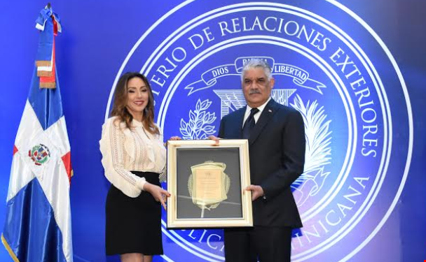 Canciller Miguel Vargas reconoce a arqueóloga dominicana Kathleen Martínez