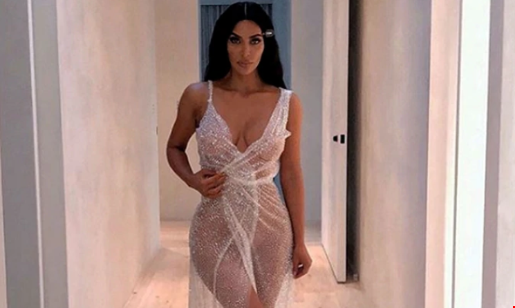 Kim Kardashian posó con un vestido totalmente transparente en Instagram