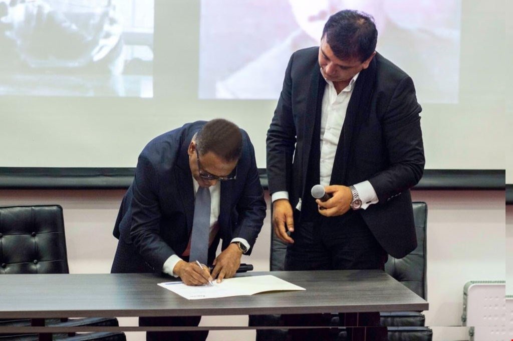 Wilfrido Vargas firma exclusivo contrato   para histórico proyecto “Merengue de Oro”