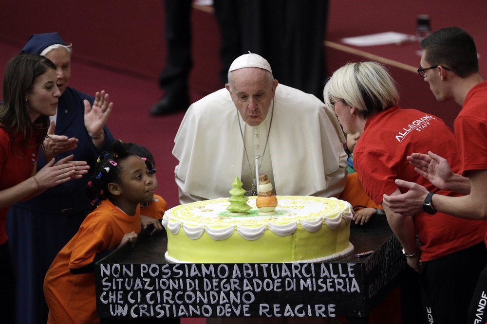 Niños en el Vaticano obsequian pastel de cumpleaños al papa