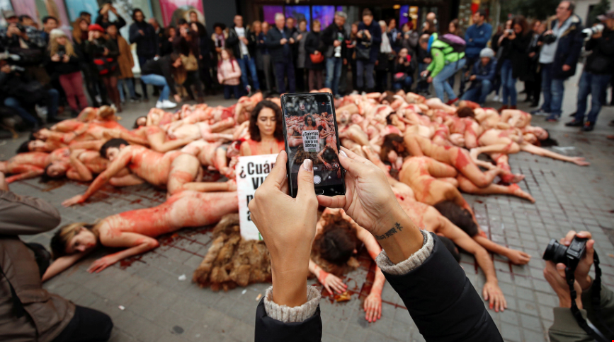 "Sin Piel": un centenar de activistas protestó en Barcelona contra el maltrato animal (Fotos)