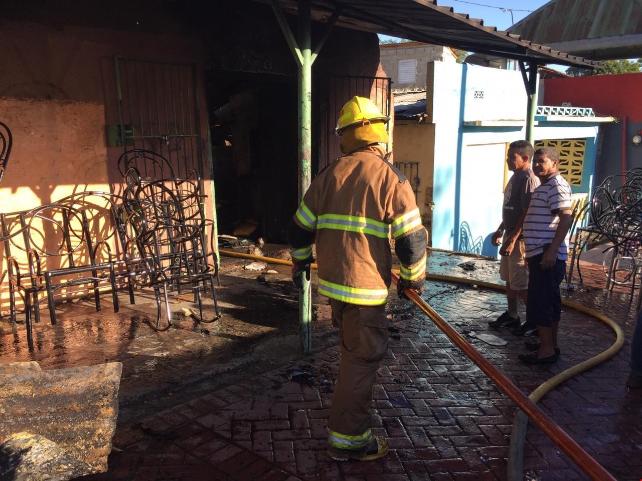 Incendio destruye negocio y vivienda en Santiago