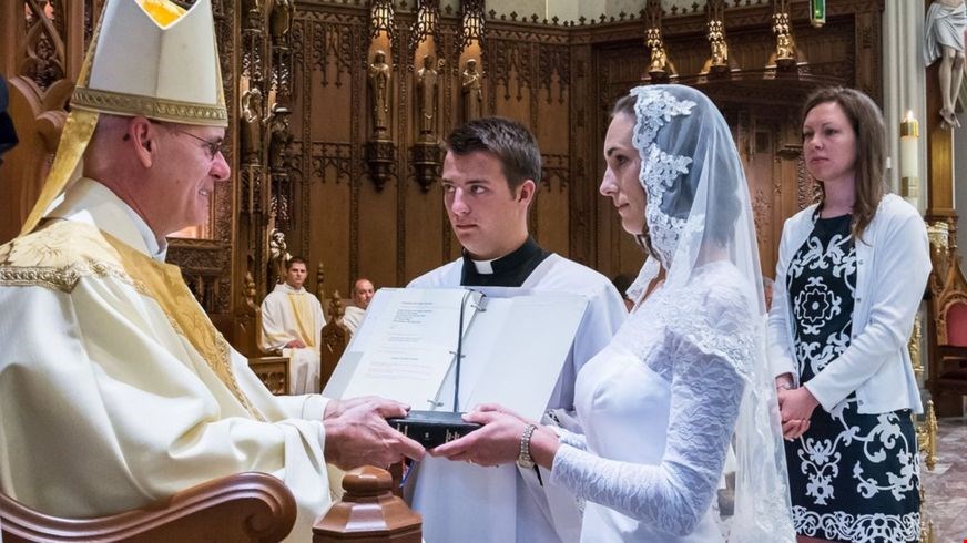 "Soy una virgen consagrada": la vida de las mujeres que deciden casarse con Cristo (pero no son monjas)