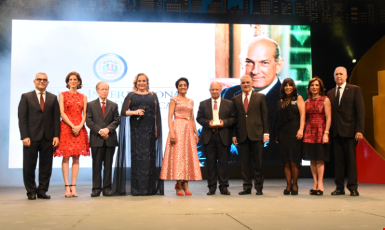 Canciller Miguel Vargas entrega “Premio Internacional al Emigrante Dominicano Sr. Osca de la Renta”