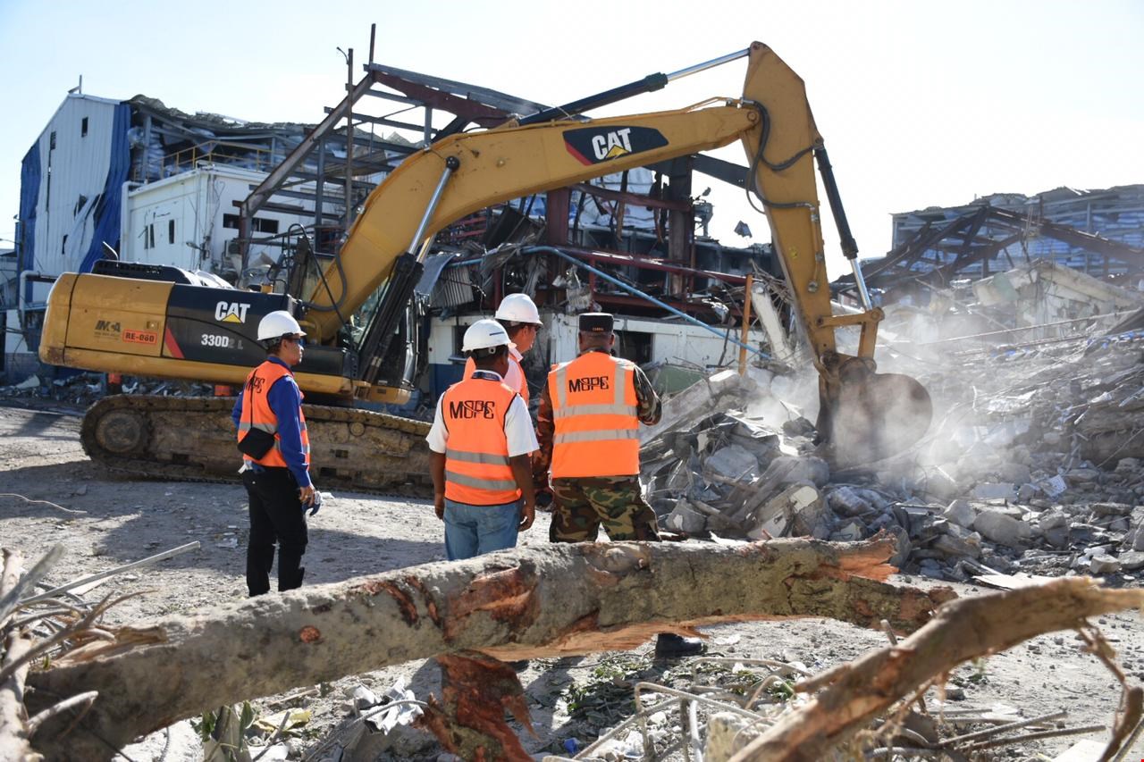 MOPC retira escombros en Polyplas y alrededores; ingenieros evalúan daños