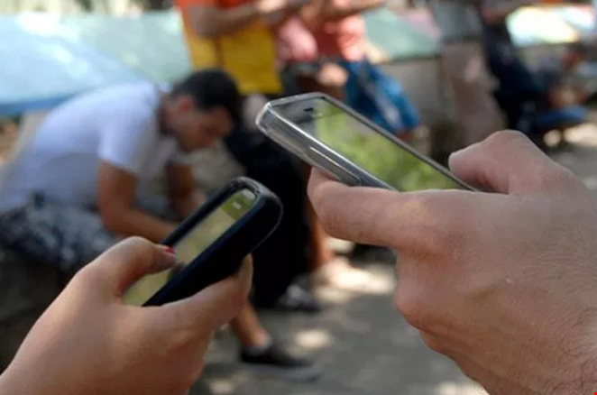 Los cubanos podrán al fin navegar en internet con sus celulares