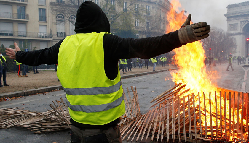 Fuego, gases lacrimógenos y "chalecos amarillos": las fotos de la protesta que encendió a París
