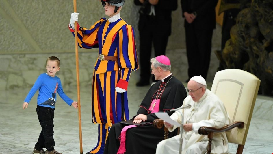 Niño se coló en una audiencia papal, "Es argentino... indisciplinado", se rió Francisco