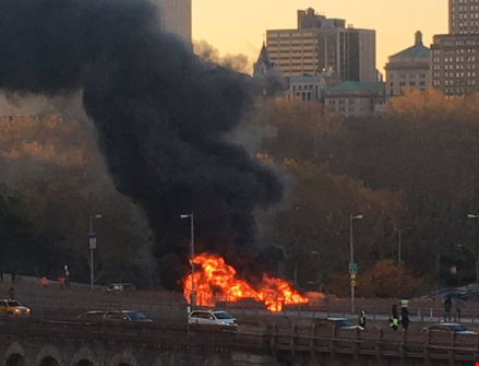 Incendio masivo en el puente de Brooklyn causa un muerto y múltiples choques de vehículos