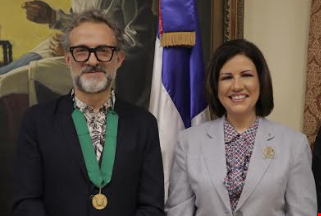 Margarita Cedeño entrega medalla Bien por Ti a chef internacional por su lucha contra el hambre