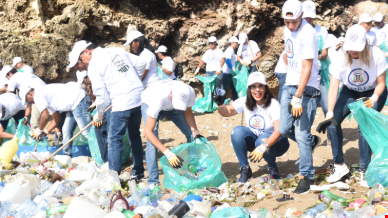 Empleados de la Cancillería participan en jornada de limpieza del malecón de Santo Domingo