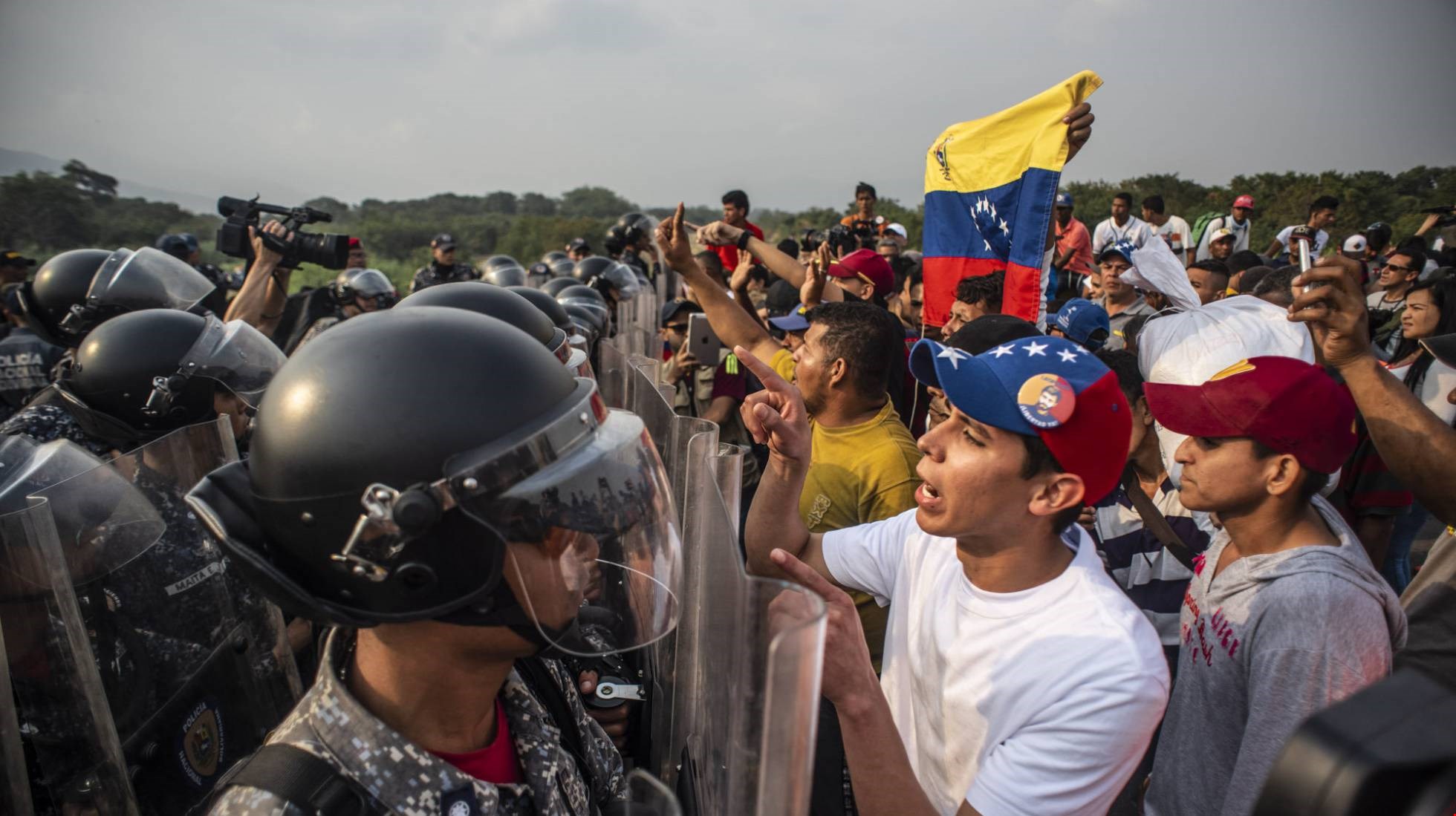 Disturbios y deserciones marcan el intento de entrada de ayuda humanitaria en Venezuela