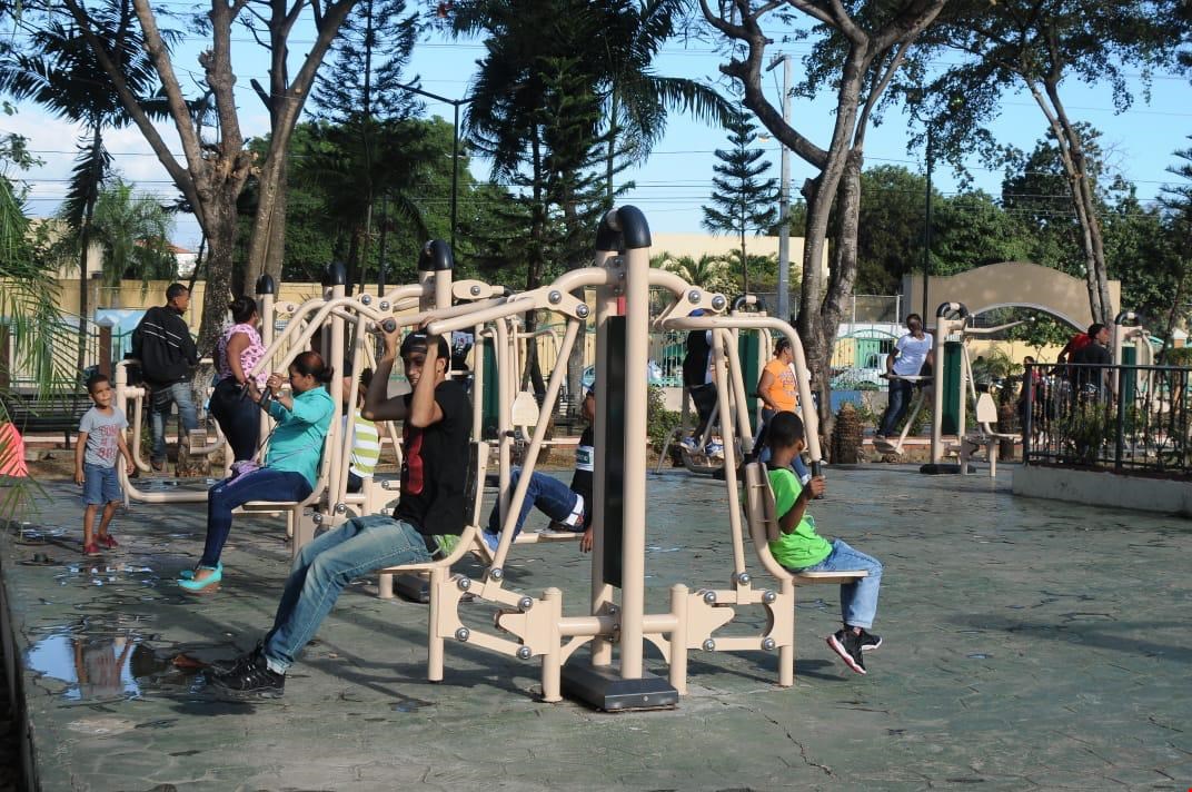 ASDE entrega renovado parque Juan Pablo II de la avenida Venezuela