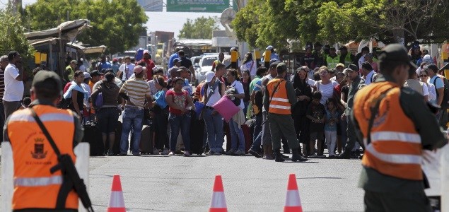 Venezuela reabre parcialmente paso fronterizo con Colombia