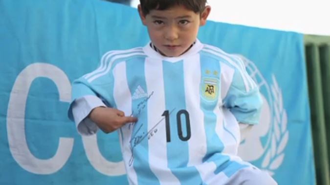 Niño con camiseta "casera" de Messi está listo para ver al futbolista