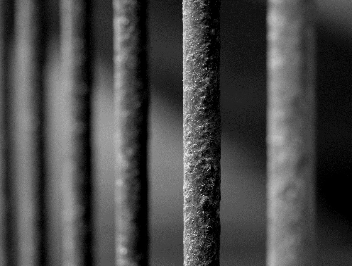 Investigan muerte de mujer encontrada ahorcada en celda en destacamento en Boca Chica
