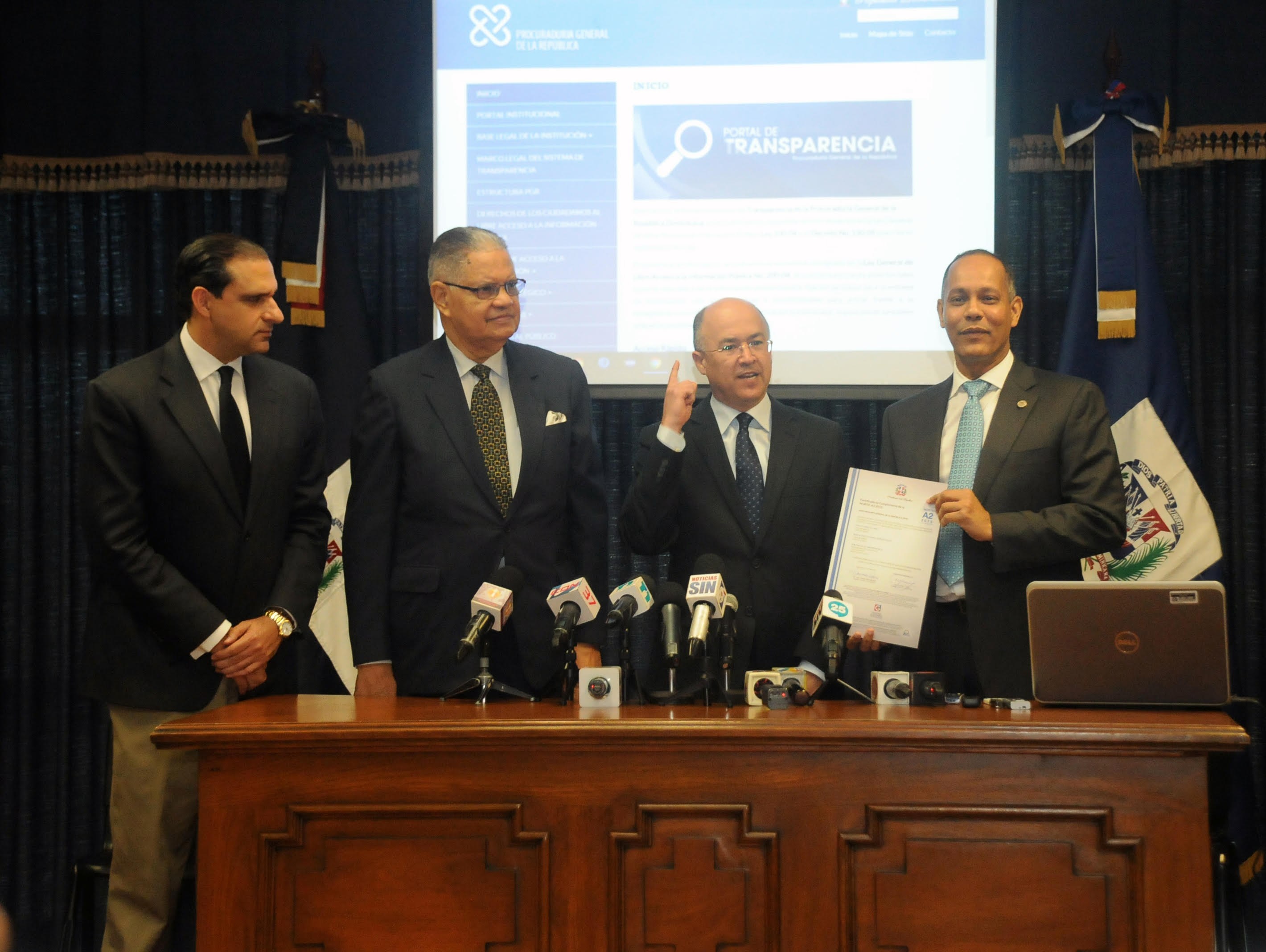 Domínguez Brito presenta nuevo portal Transparencia de la Procuraduría General