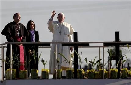 Papa llevó mensaje de amor a México y reproches a los poderosos