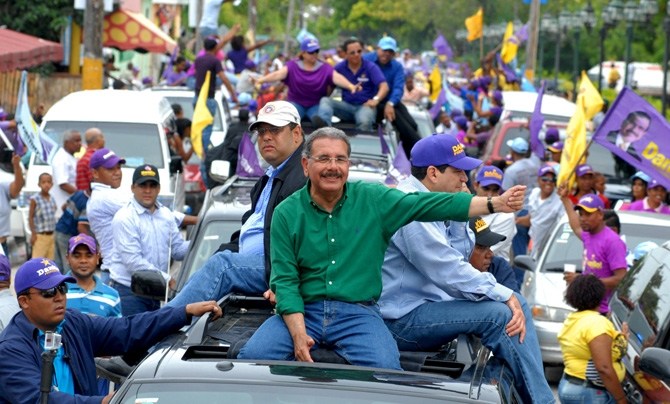 Danilo Medina inicia campaña electoral recorriendo pueblos del sur