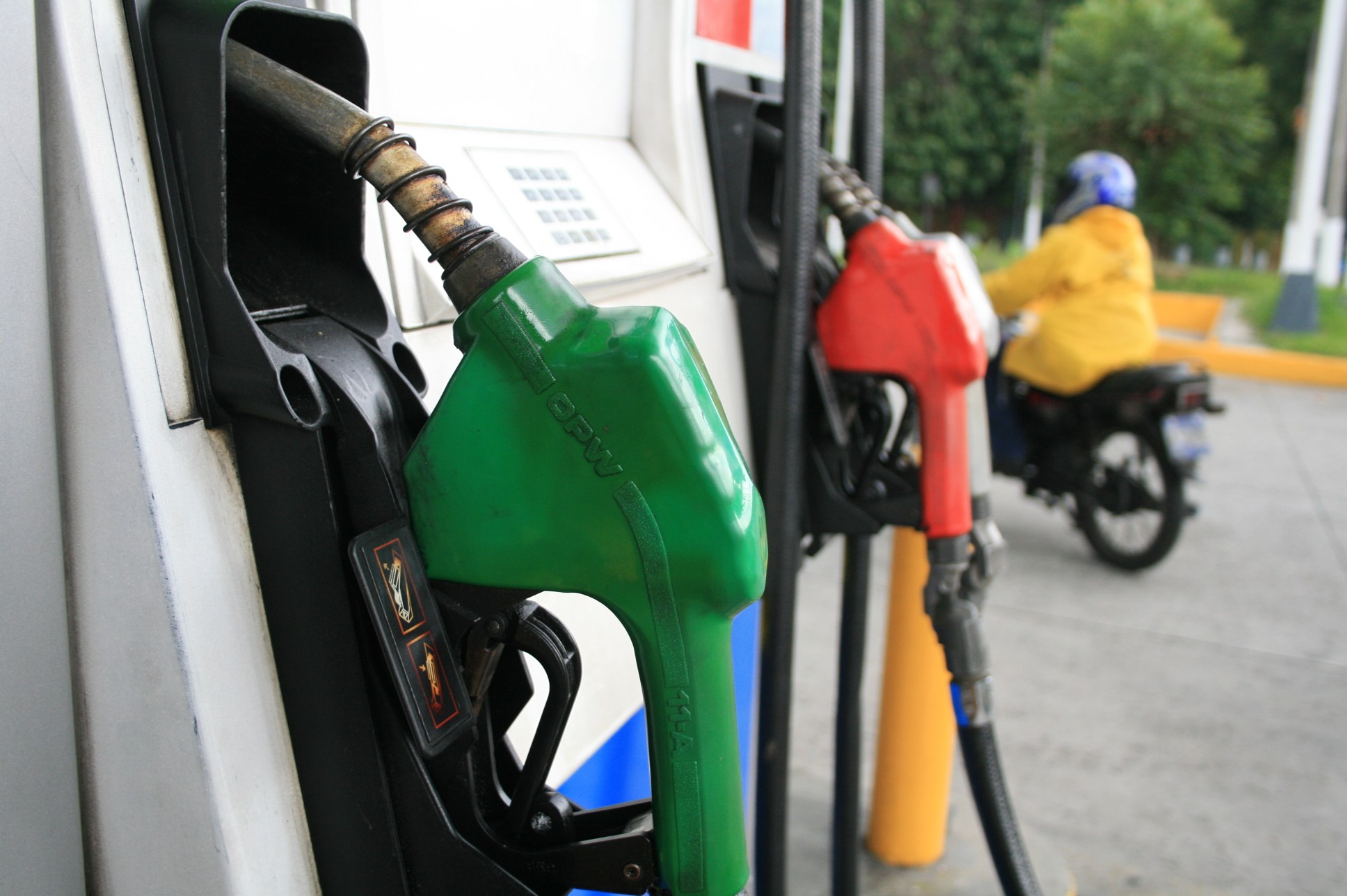 Precio de los combustibles se mantiene igual; solo baja el del gas natural