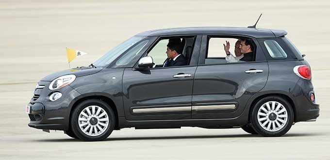 Subastan en Filadelfia un vehículo usado por el papa en su visita a EE.UU.